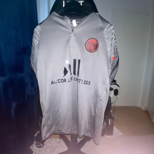 PSG tracksuit grå - Säljer en psg tracksuit i grå om ni vill bara ha byxan elr bara hoodien så är det 250kr för hela tracksuiten är det 500kr den är knappast använd