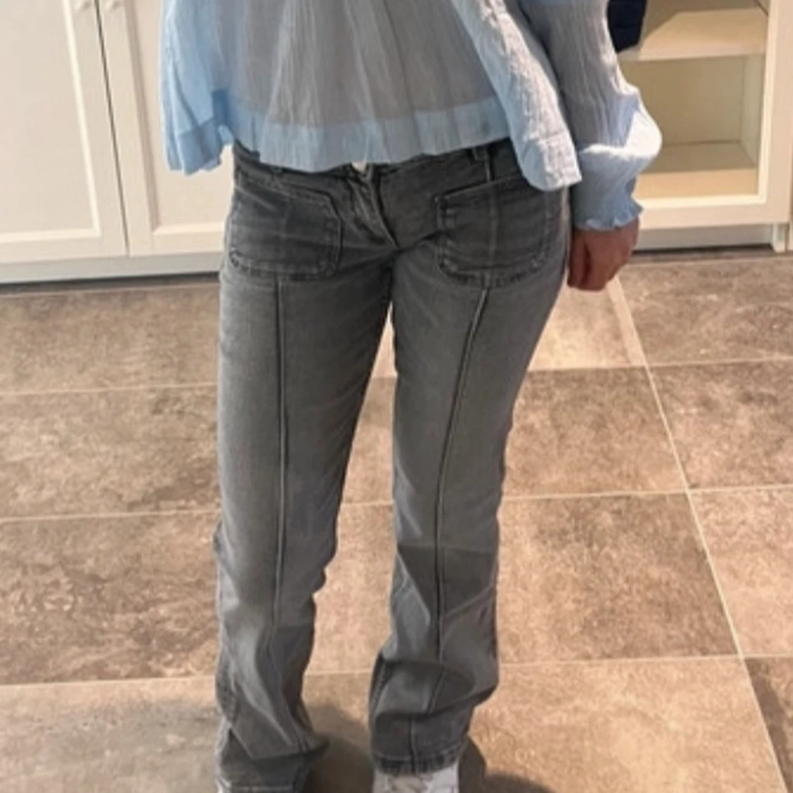 Grå jeans med fickdetaljer