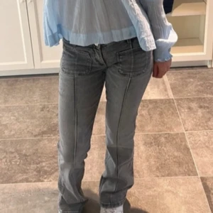 Grå jeans med fickdetaljer - Snygga lågmidjade grå jeans med unika fickdetaljer där fram. Perfekta för vardag och passar till nästan vilken överdel som helst!! Skulle passat ngn som är ca 160 cm!! Köpta för 360kr, säljer pga att jag beställde fel storlek de är lite lösa på mig, har använt 1 gång! 💗😚