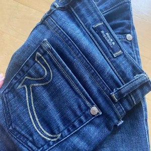 Low Rise bootcut jeans  - Jätte snygga jeans som jag säljer pga att dom är för små för mig.   Endast använda en gång, inga defekter och är i väldigt bra skick 💘 Innerbenslängd = 86cm / midja = 36 