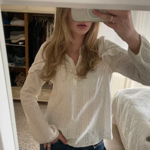 Blus - Såå söt vit blus🤍