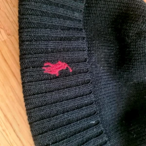 Vit keps från Hugo Boss och svarta mössor från Ralph Lauren - Säljer en stilren vit keps från Hugo Boss med broderad logga framtill. Två svarta mössor från Ralph Lauren med röd broderad logga. Perfekta för både vår och höst!En svart och en blå Ralph Lauren 100kr st,,,kepa Hugo boss 50kr