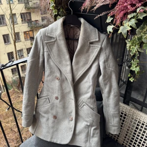 Grå kappa från J.Lindeberg - Skulle sätta unisex på denna, mycket fin inför våren ! 🤩  •Skick: 7/10 finns en stor sminkfläck finns bild i inlägget. Delvis nopprig saknas 2 knappar  •storlek📏: S enligt mått   •Nypris/Butikspris:💰~2500kr   Köp gärna i bundles för att underlätta i frakt och på detta vis blir jag mer flexibel i pris! Våga buda! 🚚🤝