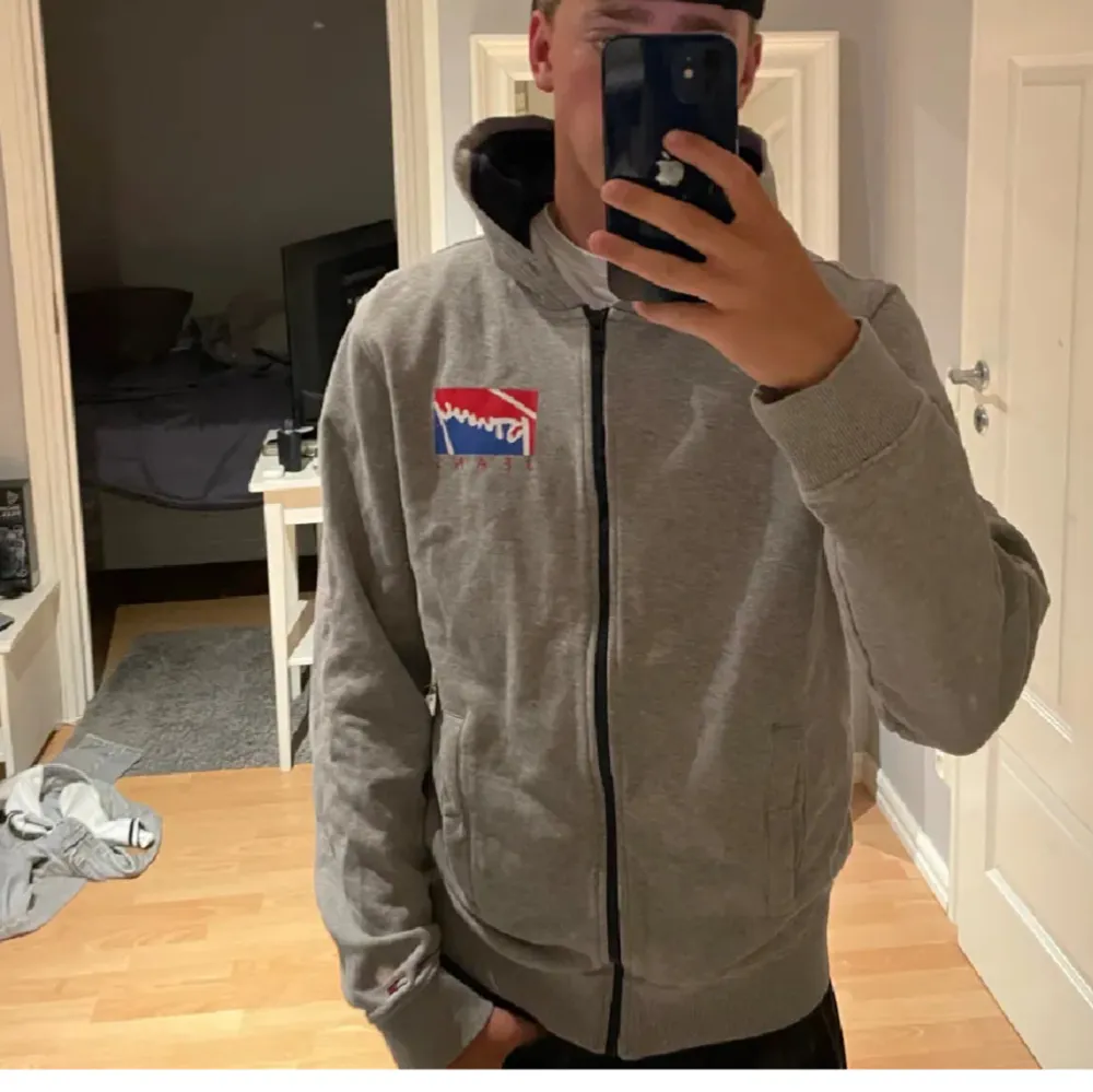 Säljer en grå hoodie från Tommy Jeans i storlek XS men passar S lika bra. . Neuletakit & Villapaidat.