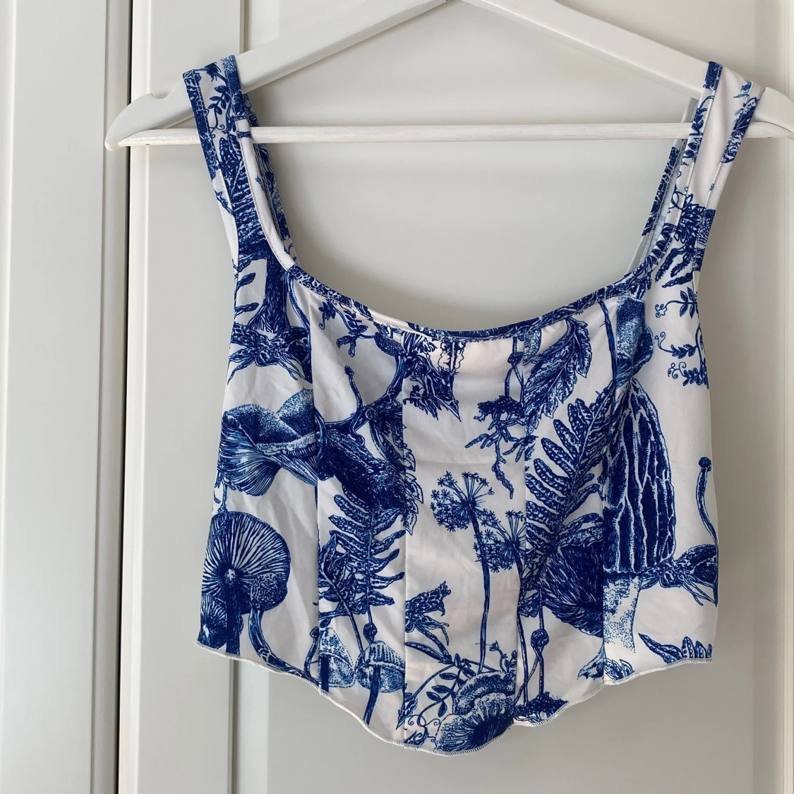 Vit och blå croppad linnetopp