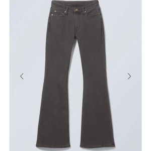 Svarta bootcut jeans Weekday - Snygga jeans med bootcut/flare passform och klassisk femficksdesign. Det står att jeansen är lågmidjade, men de lutar åt medelhögmidjade 🫶 Jeansen är tillverkade i mjukt denim-material som sitter bekvämt. De är svartgråa och är i storlek 28/32! Kan förekomma små noppror och lite ”slitage” vid ”bälthållet” och vid hälarna typ, men inget som påverkar helhetsintrycket! Kontakta för fler bilder 🫶