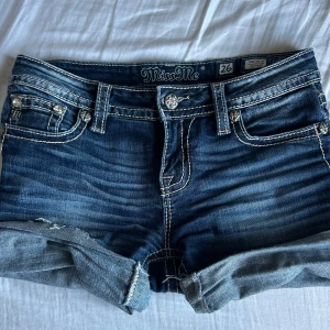 Miss me shorts - Avklippa miss me shorts som man kan vika upp som man vill, stretchiga och fint skick! Väldigt fina detaljer i bak