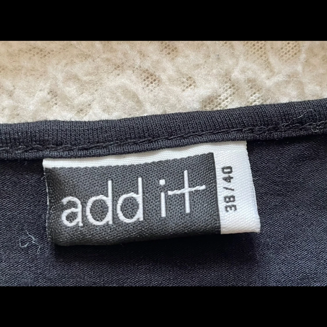 Svart blus med broderi från Add it - 2