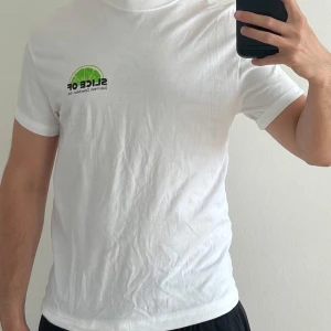 T-shirt  - Vit t-shirt. Storlek S. Med tryck fram och bak. 