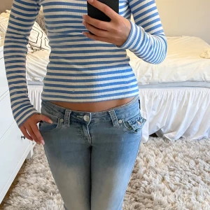 Blåvit randig långärmad tröja🩵🤍 - Säljer en snygg ribbad långärmad tröja från Pieces med blå och vita horisontella ränder. Perfekt till hösten i storlek XS🩵
