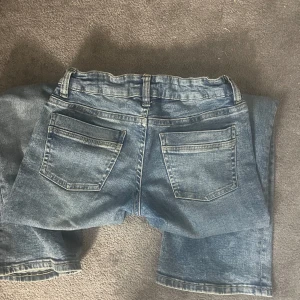 Blå bootcut jeans låg midja - Lågmidjade jeans med fina bakfickor, aldrig använda. Inga defekter, hör av er vid fler bilder eller pris😇😇 passar mig som har 34 i jeans