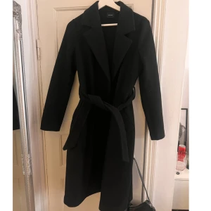 Kappa - Superfin kappa med knyte i midjan! Storlek xs. Bara använd ett par gånger. Skriv för bättre bilder🥰 nypris 899