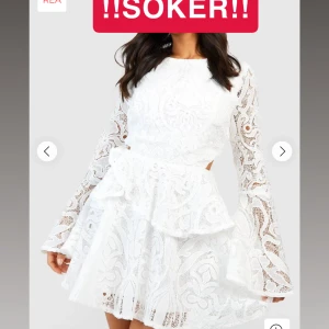 Vit spetsklänning med volang - Hej alla! Jag är i ett akut sökande efter just denna klänning! Jag kan inte hitta den någonstans men om det är någon snäll själ här ute som har den och kanske vill sälja den🤭 Är osäker på storleken men tror jag behöver runt 34-36.  Tack i förhand<3