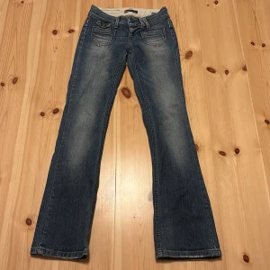 Blå bootcut only jeans  - Snygga blå bootcut jeans från ONLY med låg midja. Jeansen har klassisk femficksdesign, ljus tvätt och subtila slitningar. Perfekta för dig som gillar en avslappnad men ändå trendig look. Materialet är mjukt denim som sitter skönt hela dagen. pris går att diskutera vid snabb affär!💕💕