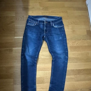 Nudie jeans - Nudie jeans original pris 1599kr                                       Lite slitage där bak som ni ser på tredje bilden.         W28 L30 slim