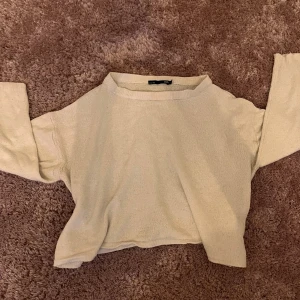 vit stickad tröja från 157 - Säljer en vit stickad tröja från 157 med enkel design och rund hals. Tröjan har långa ärmar och en loose passform som gör den chill och skön att bära. Perfekt för dig som gillar neutrala färger och vill ha en basic tröja i garderoben.