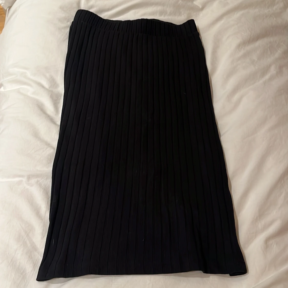 Svart ribbad långkjol med slits - 1