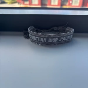 Grå Christian Dior J'Adior armband - Helt ny och oanvänd. Justerbar så den passar alla oavsett storlek 