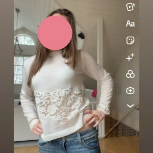 Zara tröja med spets - INTRESSEKOLL på min superfina stickade tröja med spets från zara. HELT SLUTSÅLD! Storlek S och är sparsamt amvänd. Perfekt till i höst eller när du vill ha lite finare kläder men samtidigt inte vara för uppklädd! Bara att höra av dig om du vill ha fler bilder eller har frågor💕