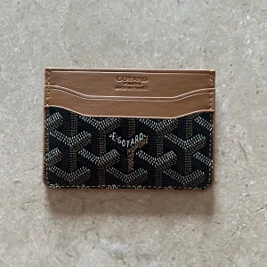 Goyaard brun och svart plånbok - En fräsch svart och brun korthållare med fint mönster som ger en lyxig känsla! 🤩 Den håller 4 kort + kontanter och mynt. Hör av dig vid frågor och priset är inte hugget i sten😁