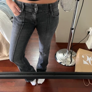 Mörkgrå jeans med söm där fram  - Säljer dessa så snygga jeans. Inget slitage. Vanliga fickor där bak.