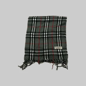 Grå burberry Halsduk - ✨ Äkta Burberry Scarf / Halsduk ✨ Säljer en stilren och klassisk grå Burberry-halsduk i mycket fint skick. Perfekt accessoar för kyliga vinter-, vår- och höstdagar – både varm och tidlös i designen.  ✅ Färg: Grå ✅ Skick: 4/5 ✅ Pris: 400 kr ✅ Äkta Burberry ✔️  👉 Passa på att fynda en lyxig designerhalsduk  till ett riktigt bra pris! 