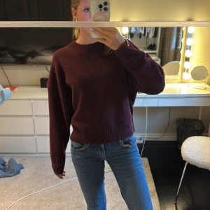 Vinröd stickad tröja med rund hals - Från Zara. Storlek S. Vinröd. Använd 1 gång!!