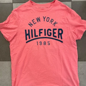 Rosa Tommy Hilfiger tee - Hilfiger T-shirt i mycket bra skick. Bud och frågor välkomnas alltid :)
