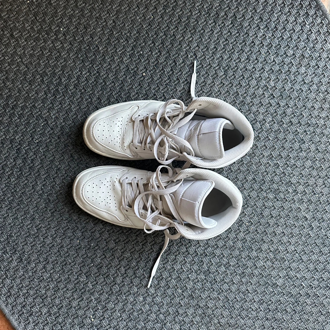 Nike Jordan 1 Mid i helvitt - 1