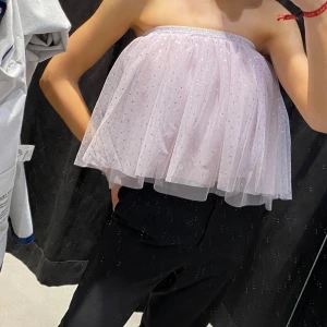 Glittrig kjol  - Fin ”balett”kjol, endast använd en gång som en topp! Barnstorlek men som en XS!