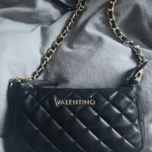 Valentino väska - Jätte fin svart  Valentino väska med quiltad design och guldfärgad kedja. Kommer inte till användning. Nypris 1395kr. Priset kan diskuteras vid snabbt köp🫶🏼