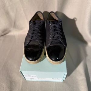 Lanvins skor  - Tjena! Säljer nu dessa lanvins i storlek 44! Dom är i ett bra skick 7/10, några små defekter! Om ni undra något är det bara att höra av sig!😀