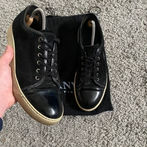 Lanvin cap toe skor - Säljer nu dessa riktigt feta lanvins perfekta för hösten i storlek UK 10 vilket motsvarar 44eu för endast 1599 kr. De är i rätt bra skick (7/10) Dustbag medföljer även.