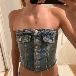 Blå jeans korset  - Säljer en jeans korset från FB sisters den är köpt från New Yorker.✨💗 om du vill diskutera priset så skriv till mig privat💗