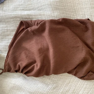 Brun topp från Mango  - Brun topp från Mango i storlek XS. 