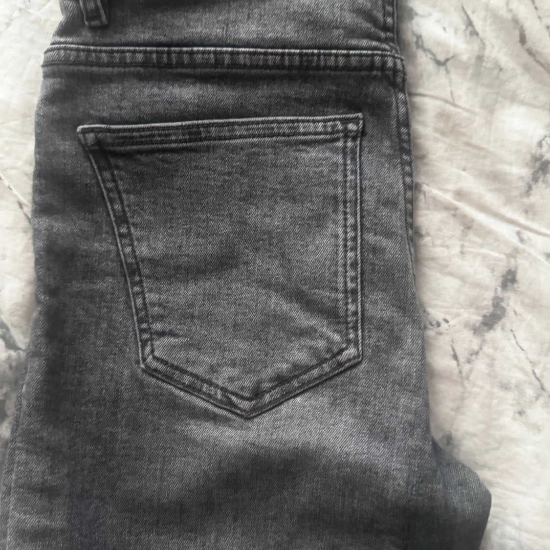 Gråa högmidjade jeans med hål - 2