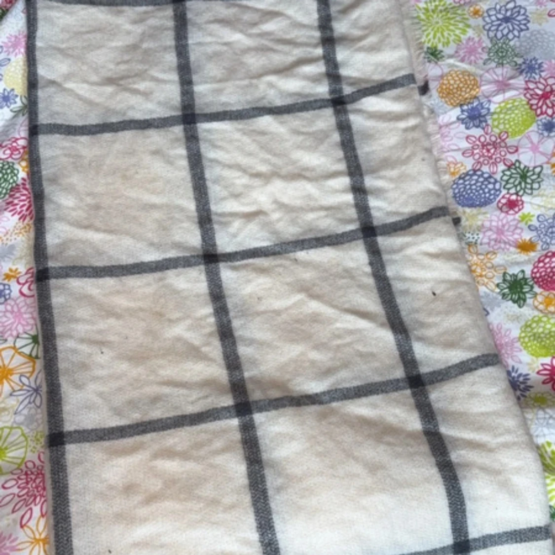 Beige rutig halsduk med fransar - 1