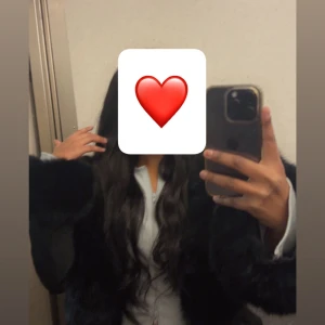 Svart pälsjacka med fluffiga detaljer - Säljer en svart pälsjacka med stora fluffiga detaljer vid krage, ärmslut och längs öppningen. Jackan har en snygg och lyxig look, perfekt för dig som vill sticka ut. Långärmad och oversized passform som ger en cool vibe.