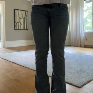 Blå bootcut jeans - Säljer blå jeans med bootcut. Lager 157 i storlek XS Length full, modellen Paris.