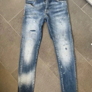 Dsquared2  jeans herr - Snygga blå jeans från Dsquared2 med slitna detaljer.
