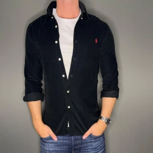 Ralph lauren skjorta - Hej säljer nu min fina ”Manchester” Ralph lauren skjorta i storlek S. Den är i nyskick och kommer vara otroligt snygg nu i höst. Nypris cirka 1600kr! Vi kommer att sälja liknande produkter så glöm inte följa profilen!🌊🍾