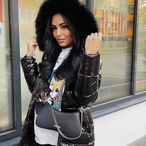 Glansig svart pufferjacka med päls - Säljer en svart, glansig pufferjacka som är endast använd 1 vinter. Nypris: 3499kr. Finns inga defekter eller fel alls. 