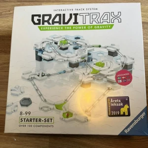 GraviTrax Starter-Set - Bygg din egen coola bana och utforska gravitationens kraft med GraviTrax! Perfekt för dig som gillar teknik, problemlösning och kreativt tänkande. Över 100 delar ger oändliga möjligheter att skapa och testa olika banor. Passar alla från 8 till 99 år. Oöppnad med plastet kvar. Så helt ny. 