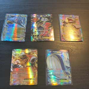 Pokémon EX Holo Collection - Samling av fem glittrande Pokémon EX-kort: Kingdra, Yveltal, Kangaskhan, Entei och Wailord. Perfekt för dig som älskar Pokémon och vill boosta din samling med coola, sällsynta holo-kort. Färgstarka motiv och kraftfulla attacker gör dessa till ett måste för unga samlare och spelare!