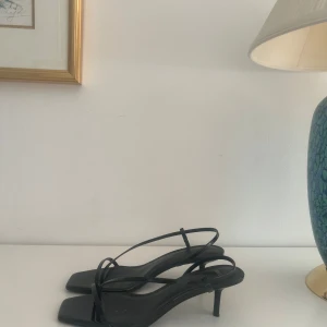 Klackar Mango - Superfina stilrena klackar ifrån mango. Nypris 700, använda en gång. Klackhöjd 5 cm, låg klack, storlek 39🥰