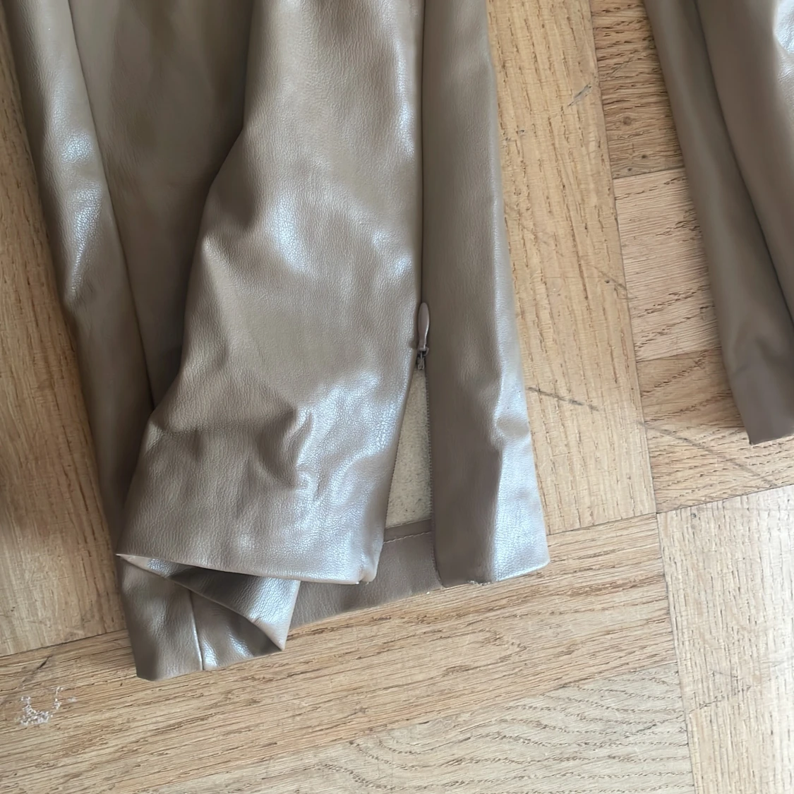 Beige skinnbyxor med dragkedja - 1