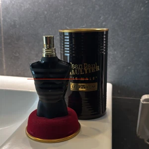 Jean Paul Gaultier Le Male Le Parfum 75ml - Jean Paul Gaultier Le Male Le Parfum i 75ml flaska. Flaskan har en ikonisk svart kropp med matta och blanka ränder, guldigt spruthuvud och levereras i en svart och guldig metallburk. En maskulin och modern doft med lyxig känsla.