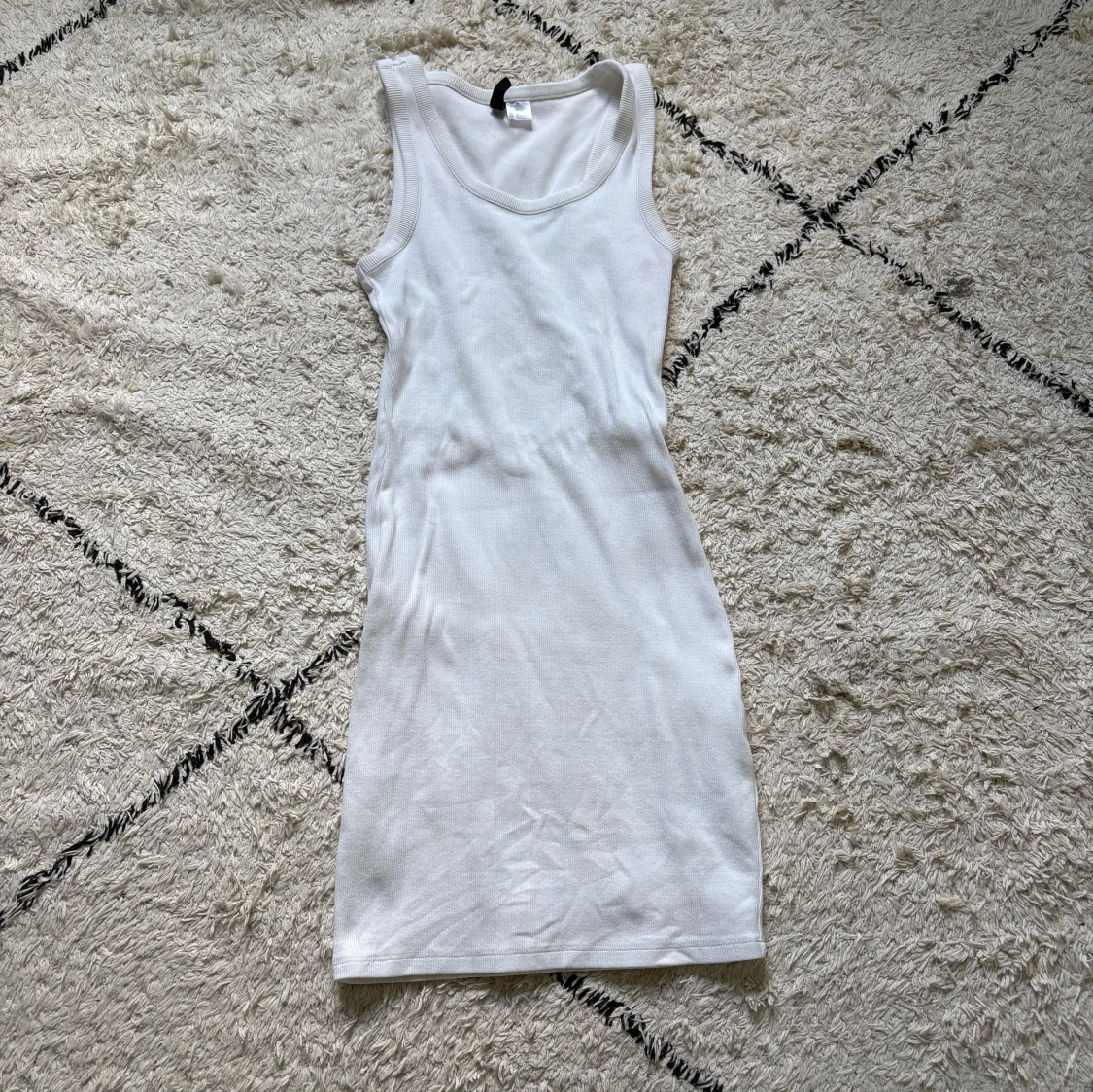 Vit ribbad kortklänning från H&M Divided