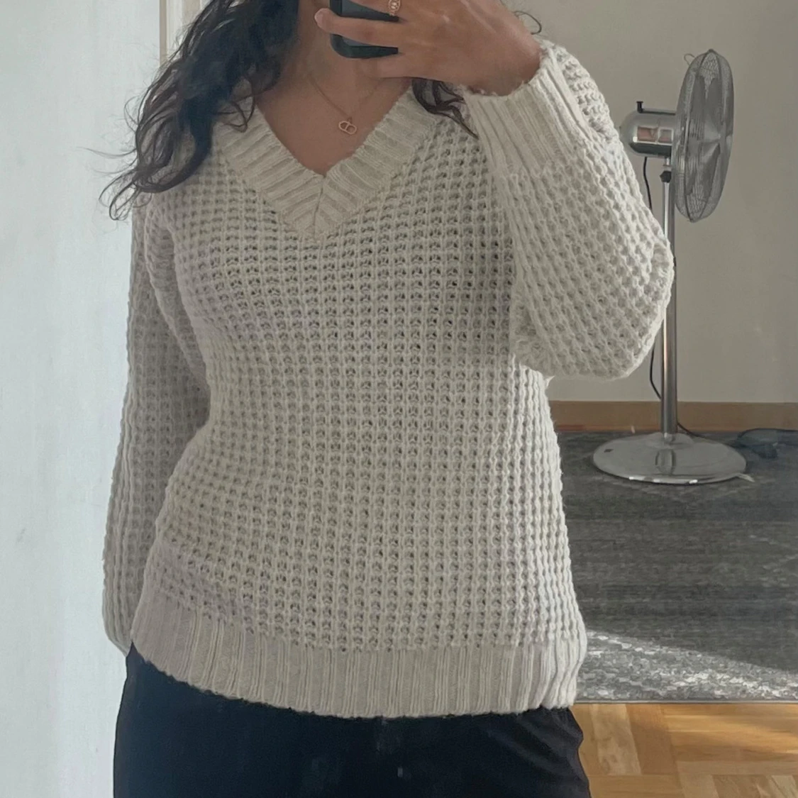 Vit stickad tröja med v-ringning