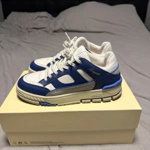 Arigato area lo - Säljer mina arigato area lo i storlek 42. Mycket bra skick och allt original medföljer så som box, dustbag och kvitto.